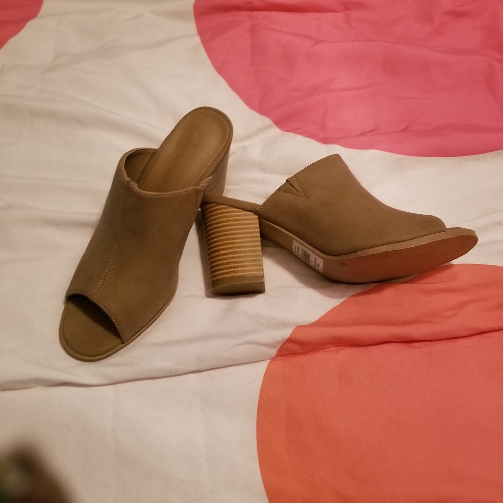 Womens shoes - Picture 3 of 3